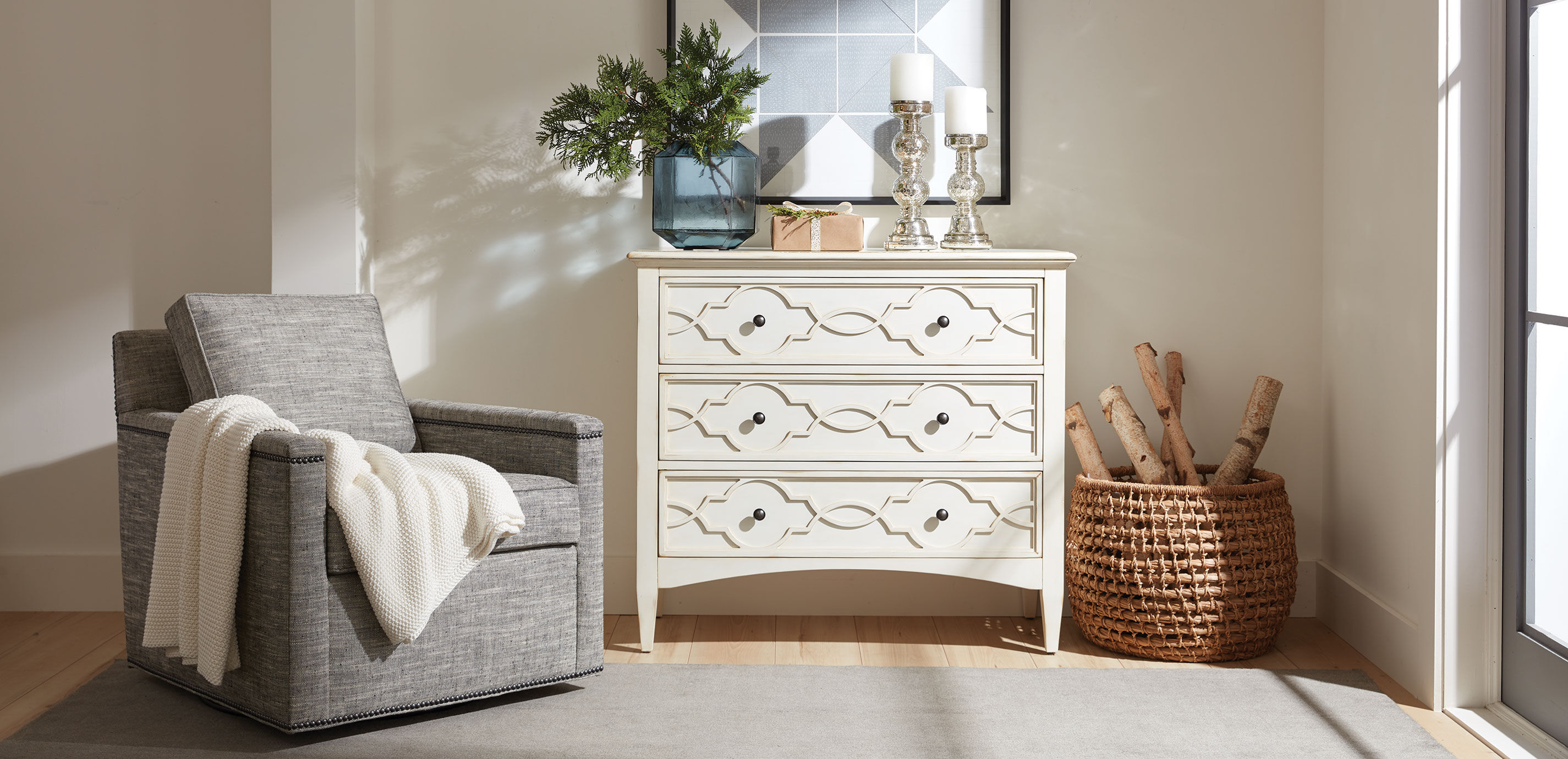 Eveline Three-Drawer Chest_5