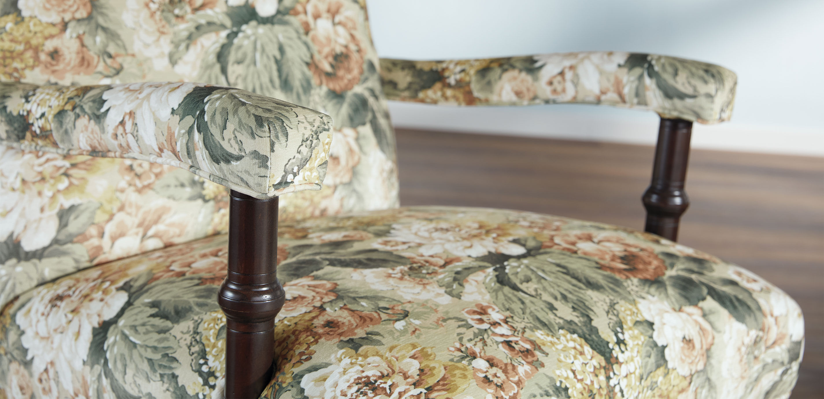 Chamberlain Scroll-Back Accent Chair_8