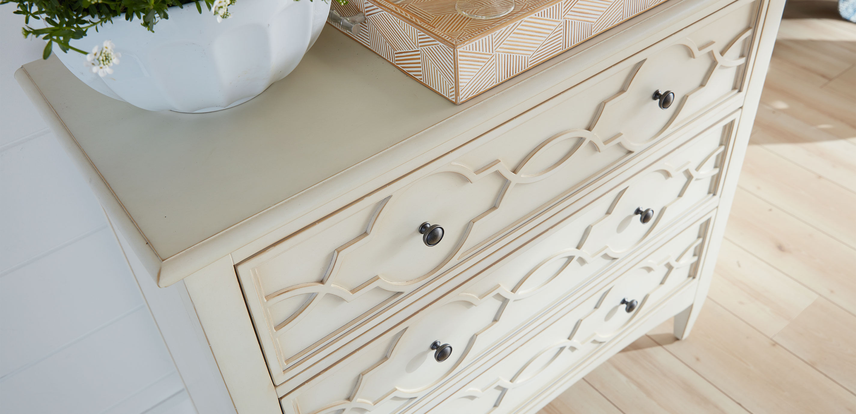 Eveline Three-Drawer Chest_2