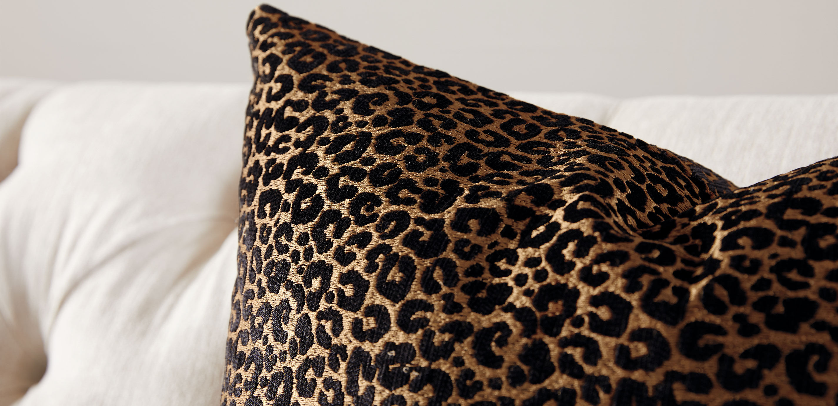 Black and Gold Leopard Velvet Pillow_2